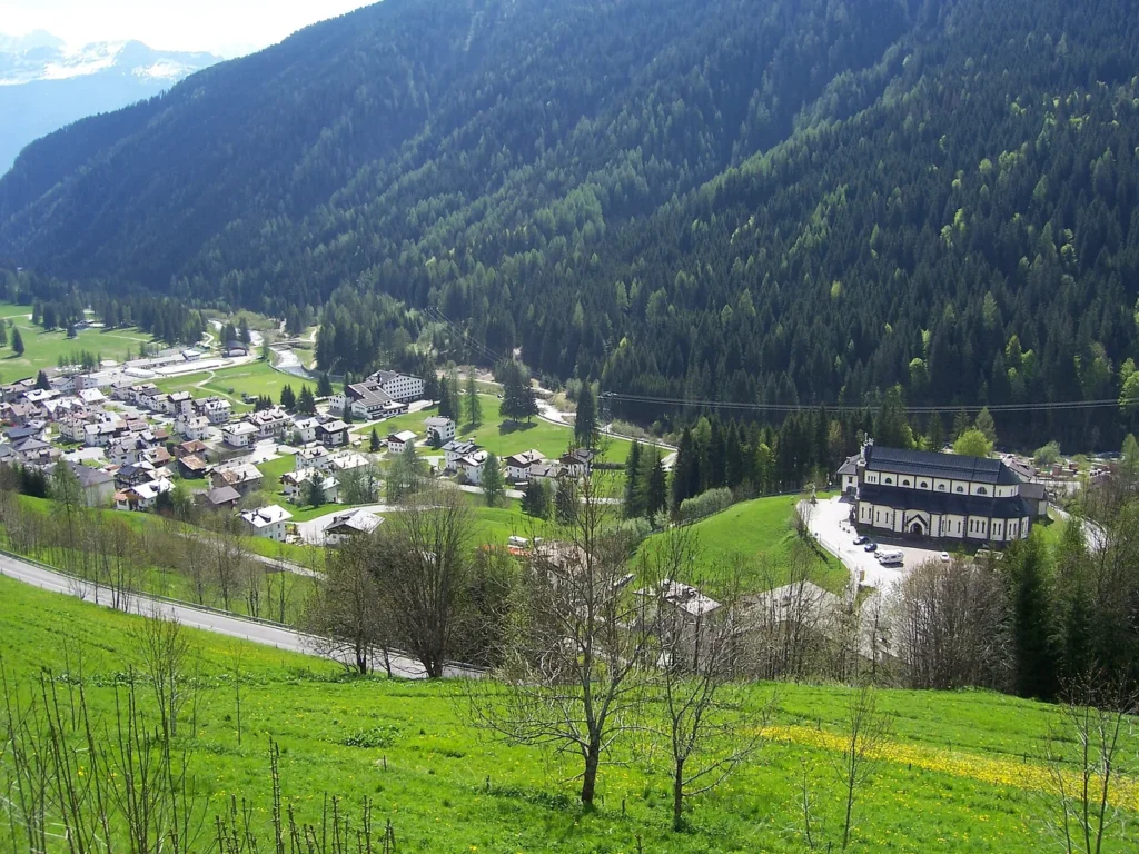 Falcade, in Val Biois, vista sul paese e sulle Dolomiti